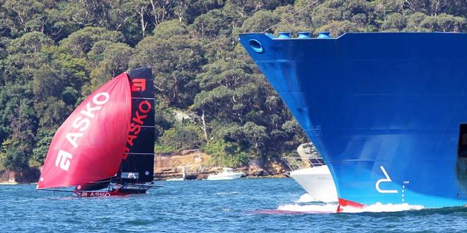The incoming ship which created havoc with the fleet on the final lap ©  Frank Quealey / Australian 18 Footers League